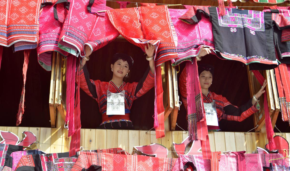 Lots of red appears during Yao festival in Guangxi