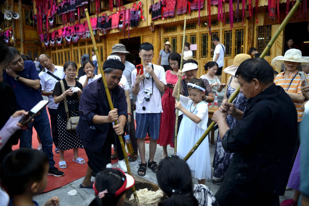 Lots of red appears during Yao festival in Guangxi