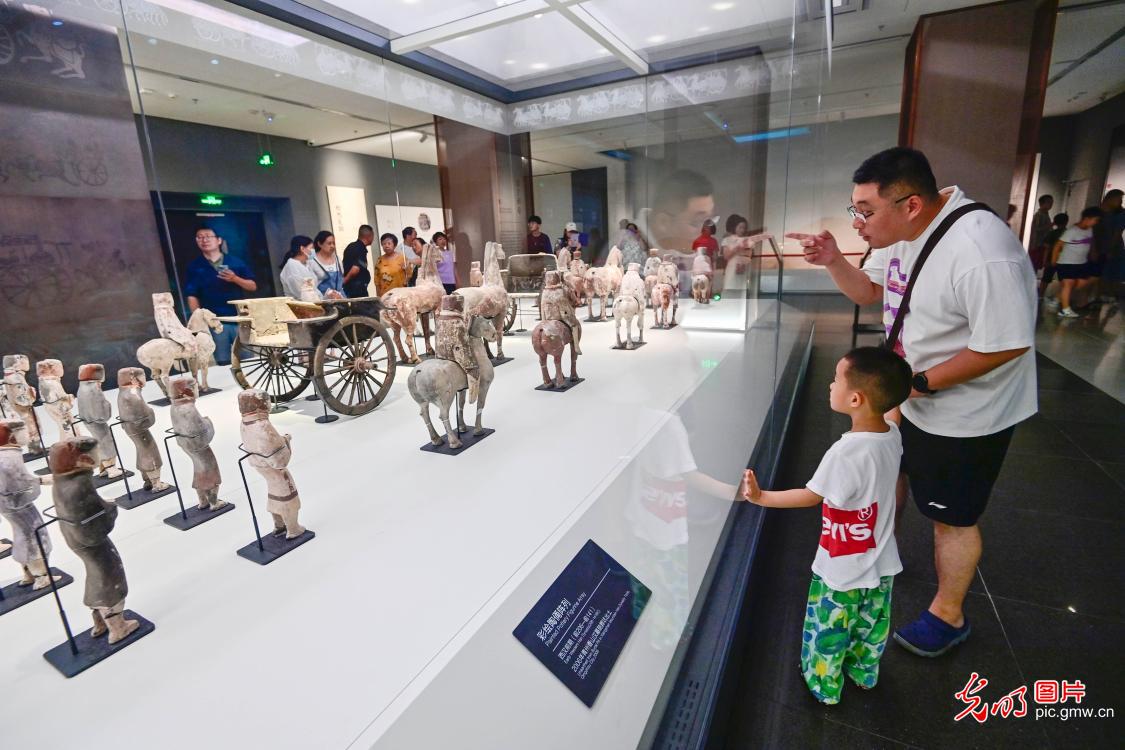 Students Embrace the Charm of Cultural Relics to Enrich Their Summer