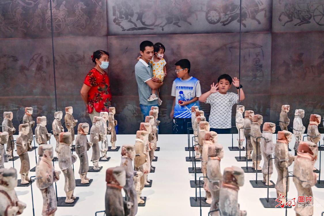 Students Embrace the Charm of Cultural Relics to Enrich Their Summer