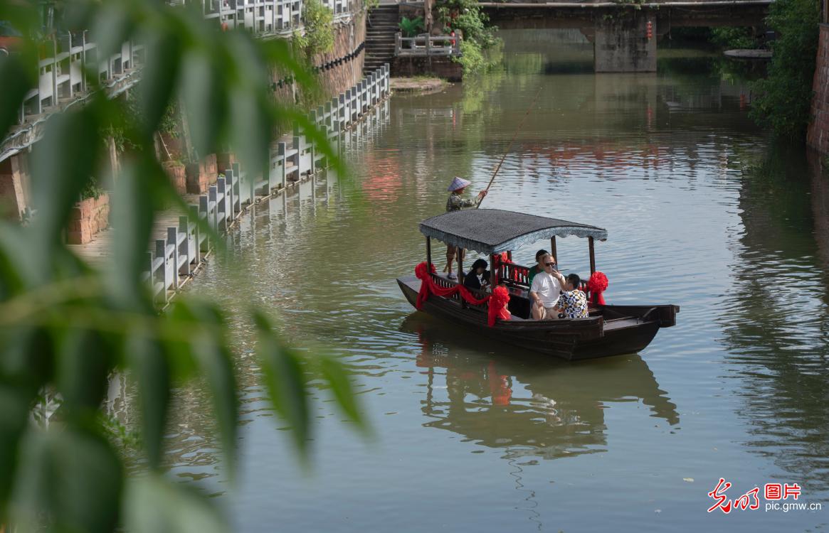 Zhejiang Lanxi: Tourists Flock to Youbu Ancient Town during the Summer Season