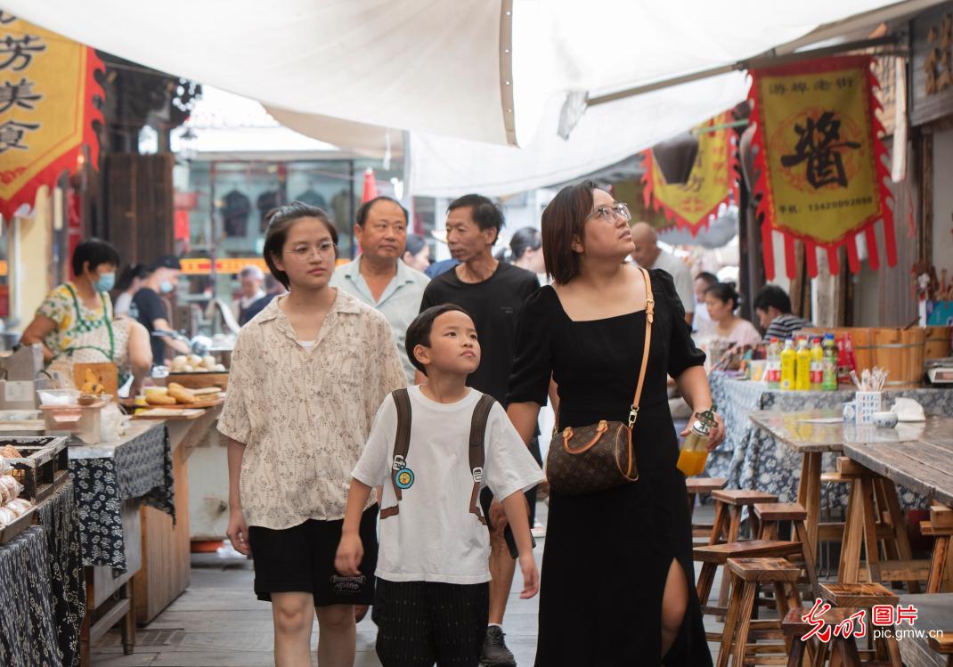 Zhejiang Lanxi: Tourists Flock to Youbu Ancient Town during the Summer Season
