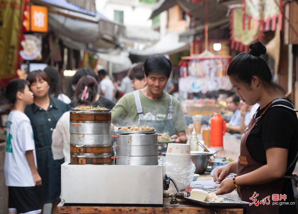 Zhejiang Lanxi: Tourists Flock to Youbu Ancient Town during the Summer Season