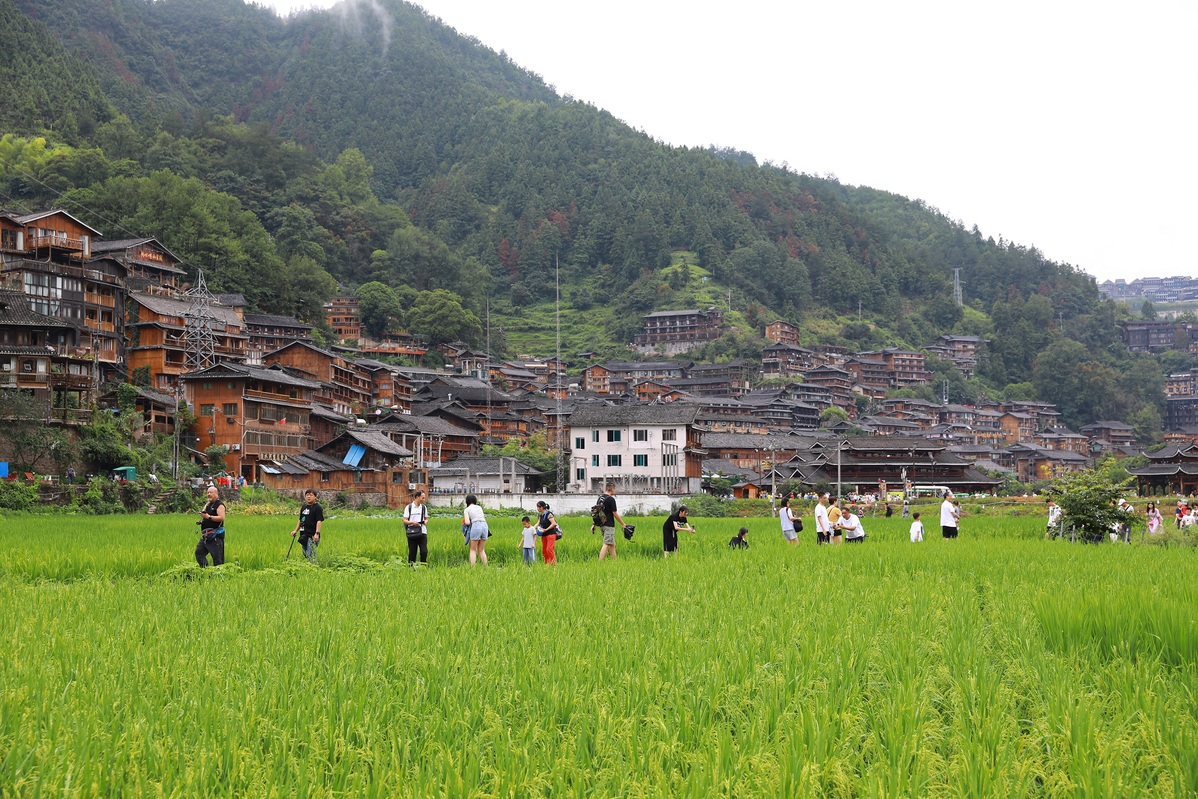 Guizhou village welcomes massive crowds