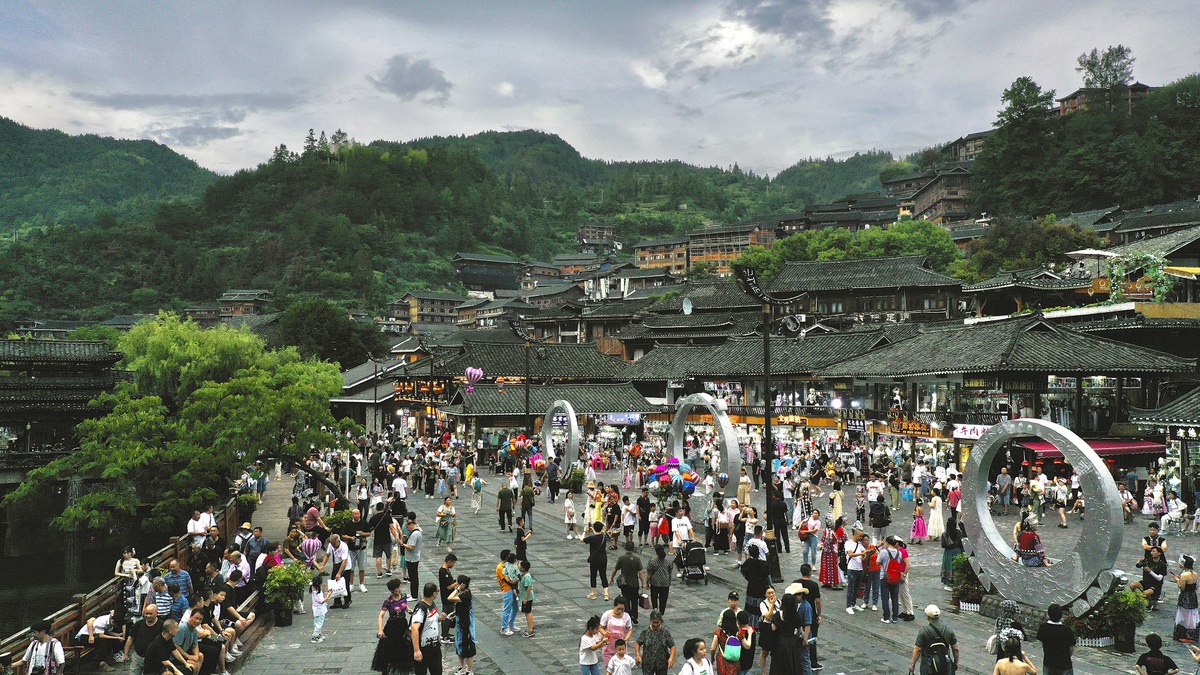 Guizhou village welcomes massive crowds