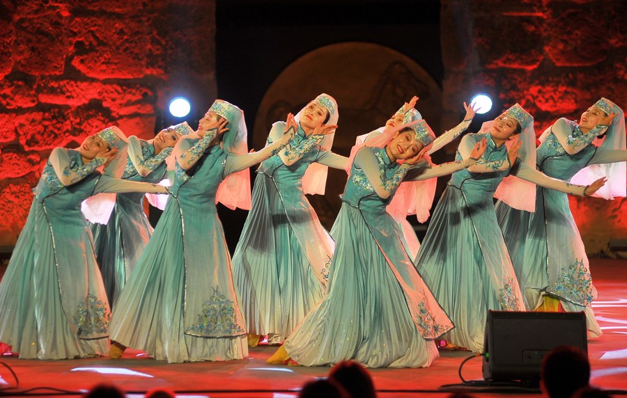 Mideast in Pictures: Chinese art troupe perform during Carthage Int'l Festival in Tunisia