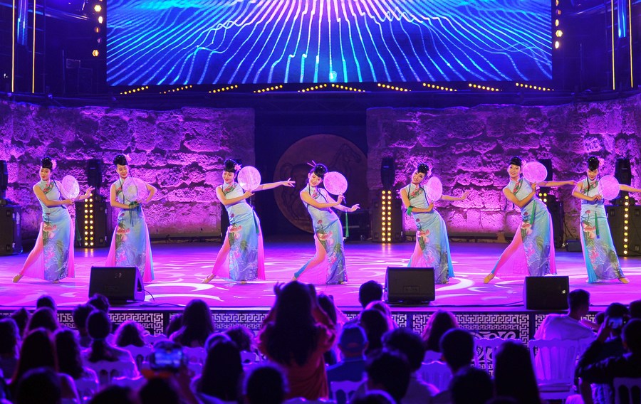 Mideast in Pictures: Chinese art troupe perform during Carthage Int'l Festival in Tunisia