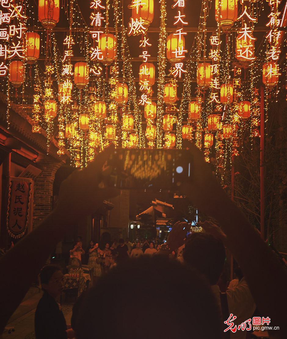 “Night economy” lights up Tianshui Ancient Town