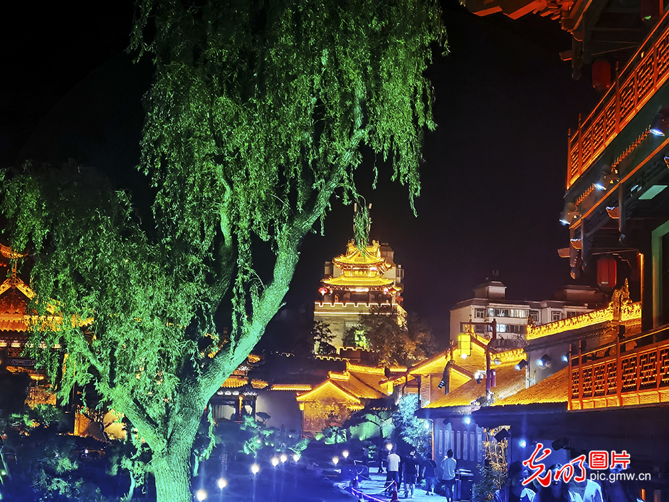 “Night economy” lights up Tianshui Ancient Town