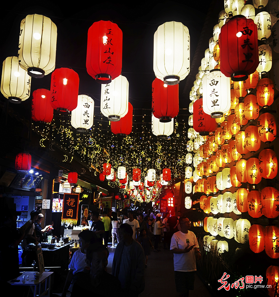 “Night economy” lights up Tianshui Ancient Town