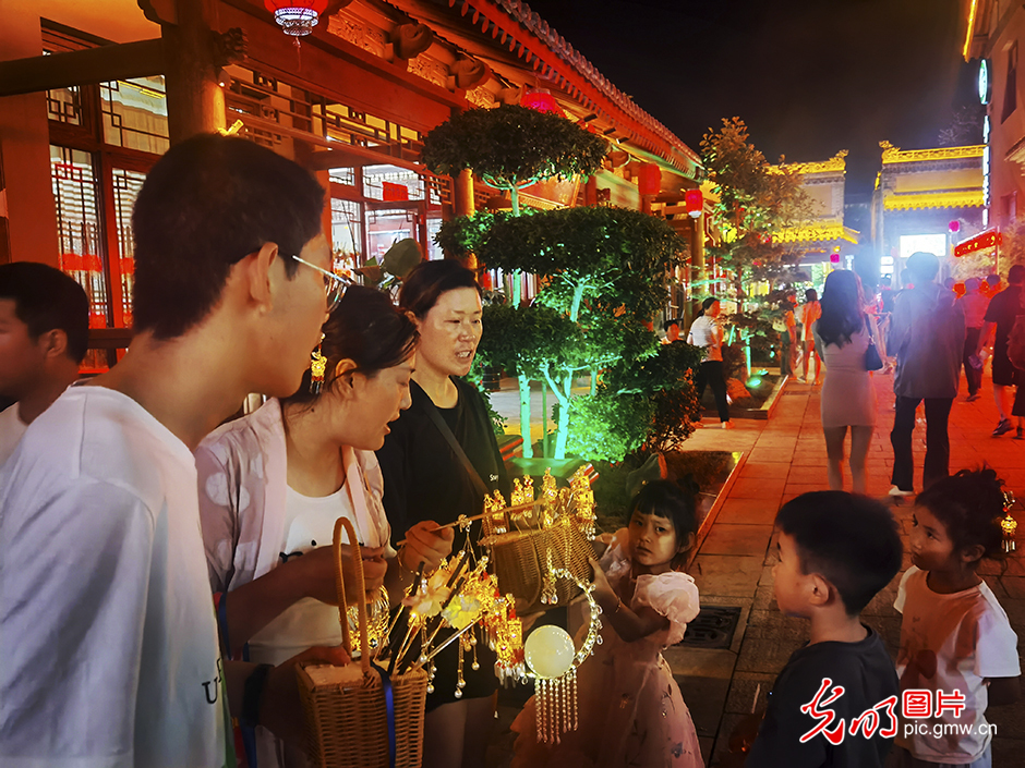 “Night economy” lights up Tianshui Ancient Town