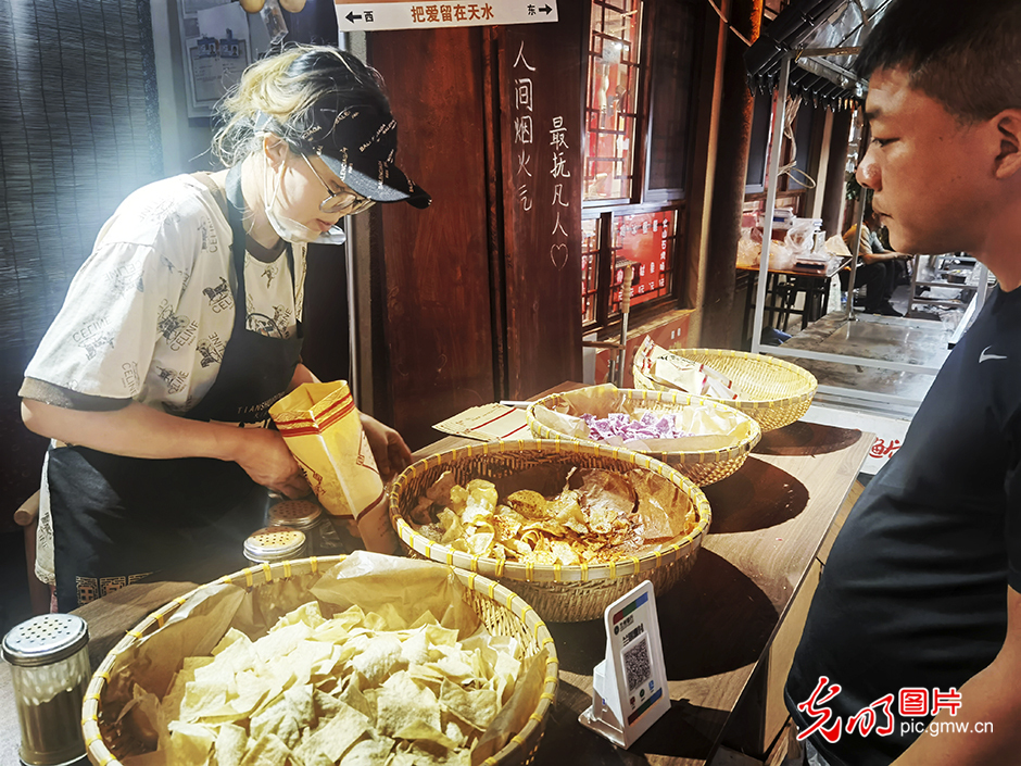 “Night economy” lights up Tianshui Ancient Town