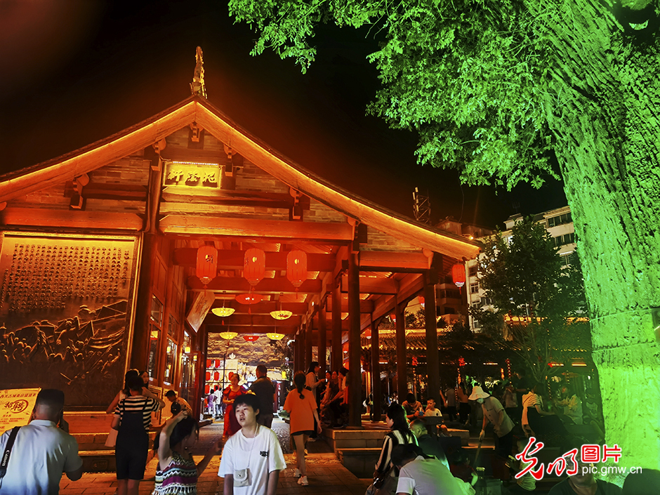 “Night economy” lights up Tianshui Ancient Town