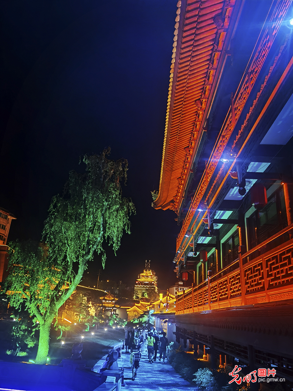 “Night economy” lights up Tianshui Ancient Town