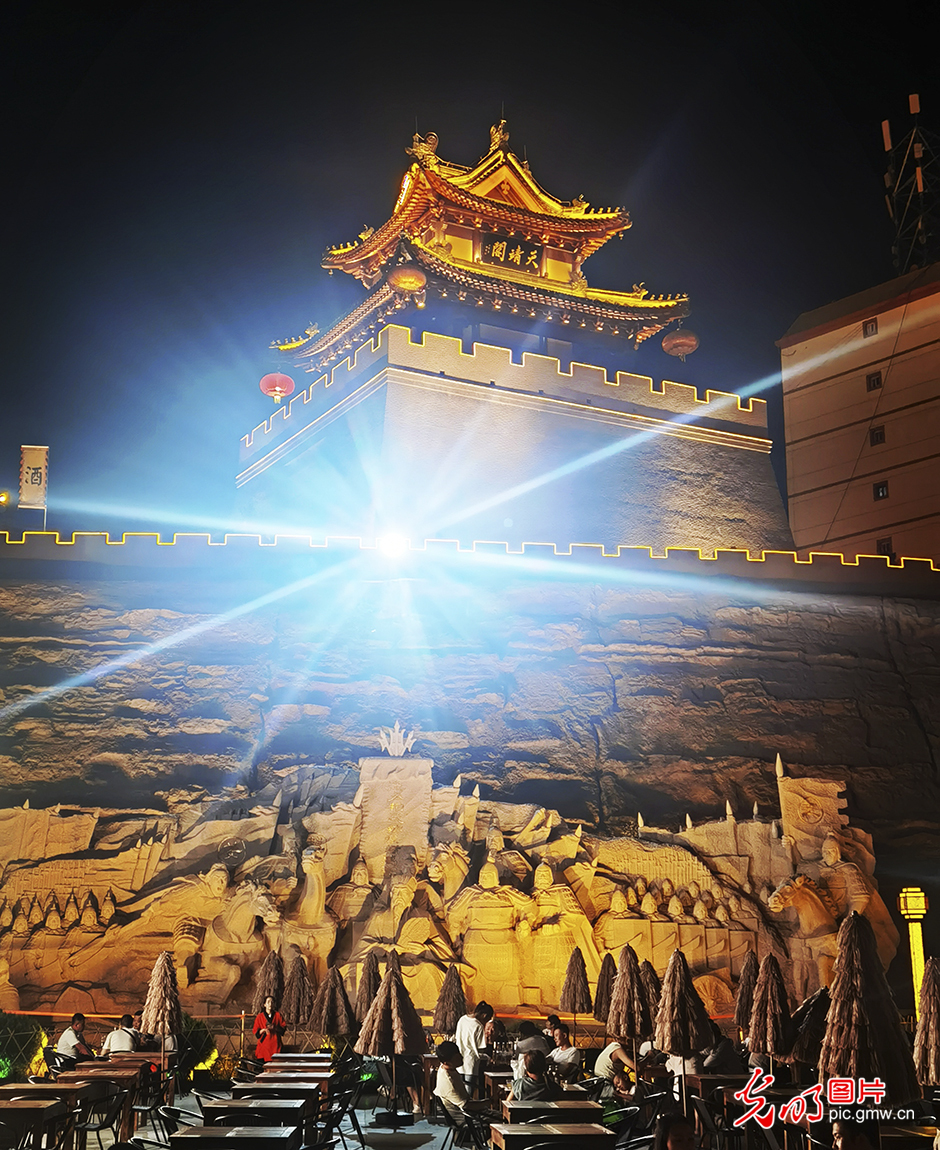 “Night economy” lights up Tianshui Ancient Town