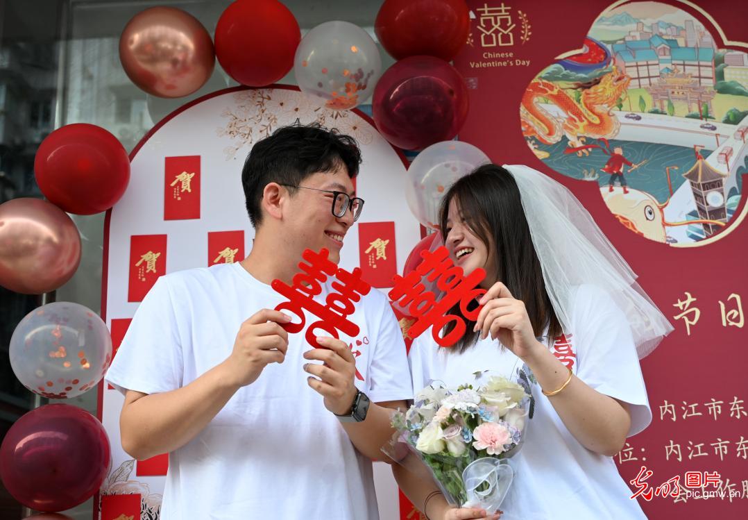 Couples get married on Qixi Festival