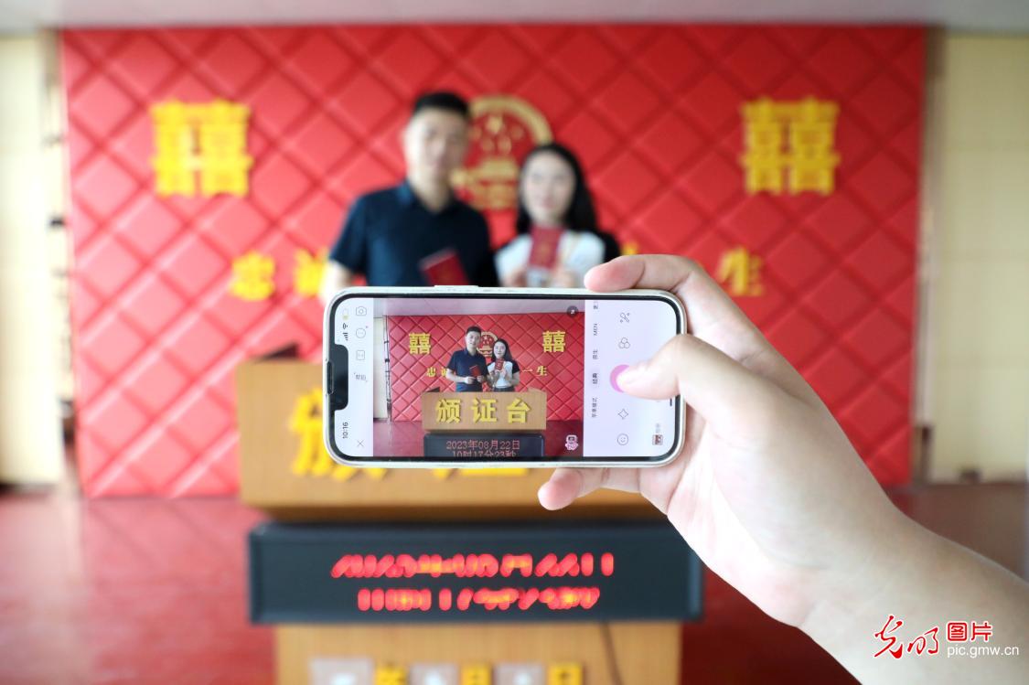 Couples get married on Qixi Festival