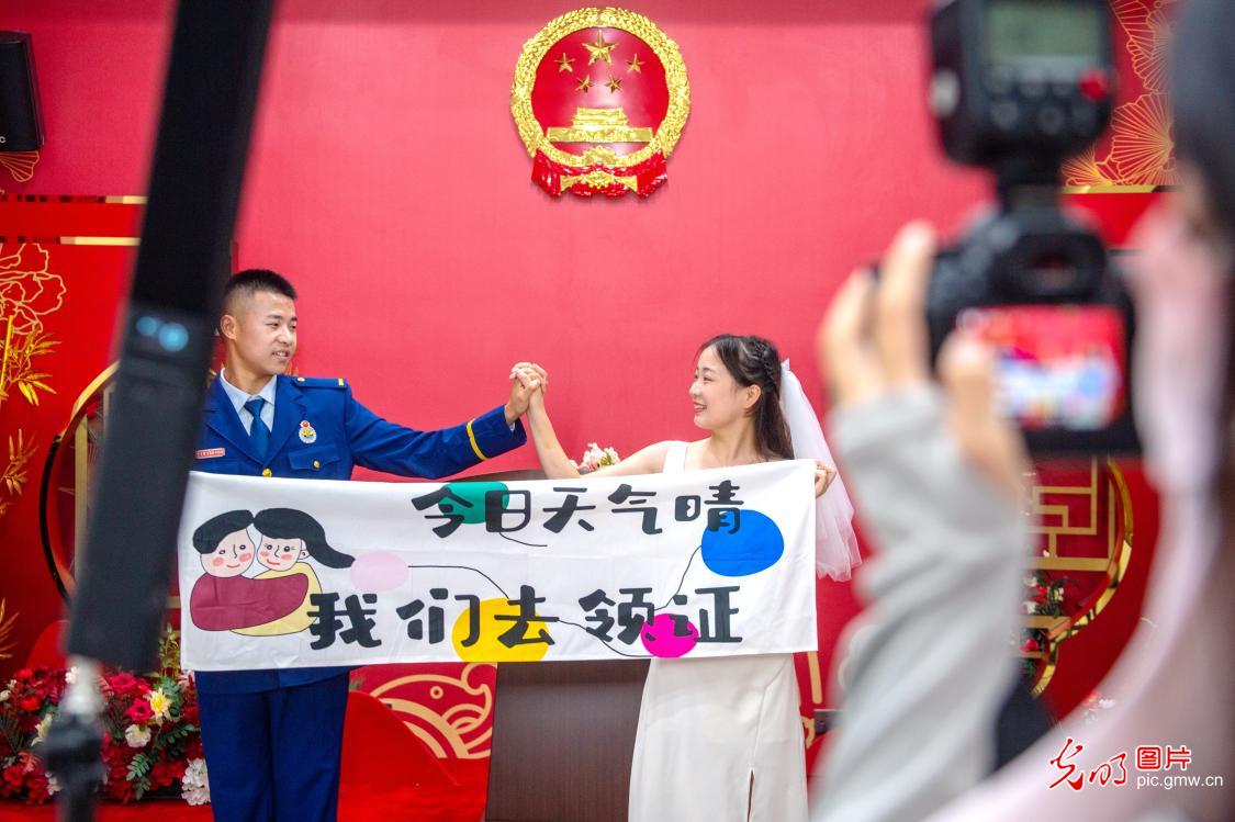 Couples get married on Qixi Festival