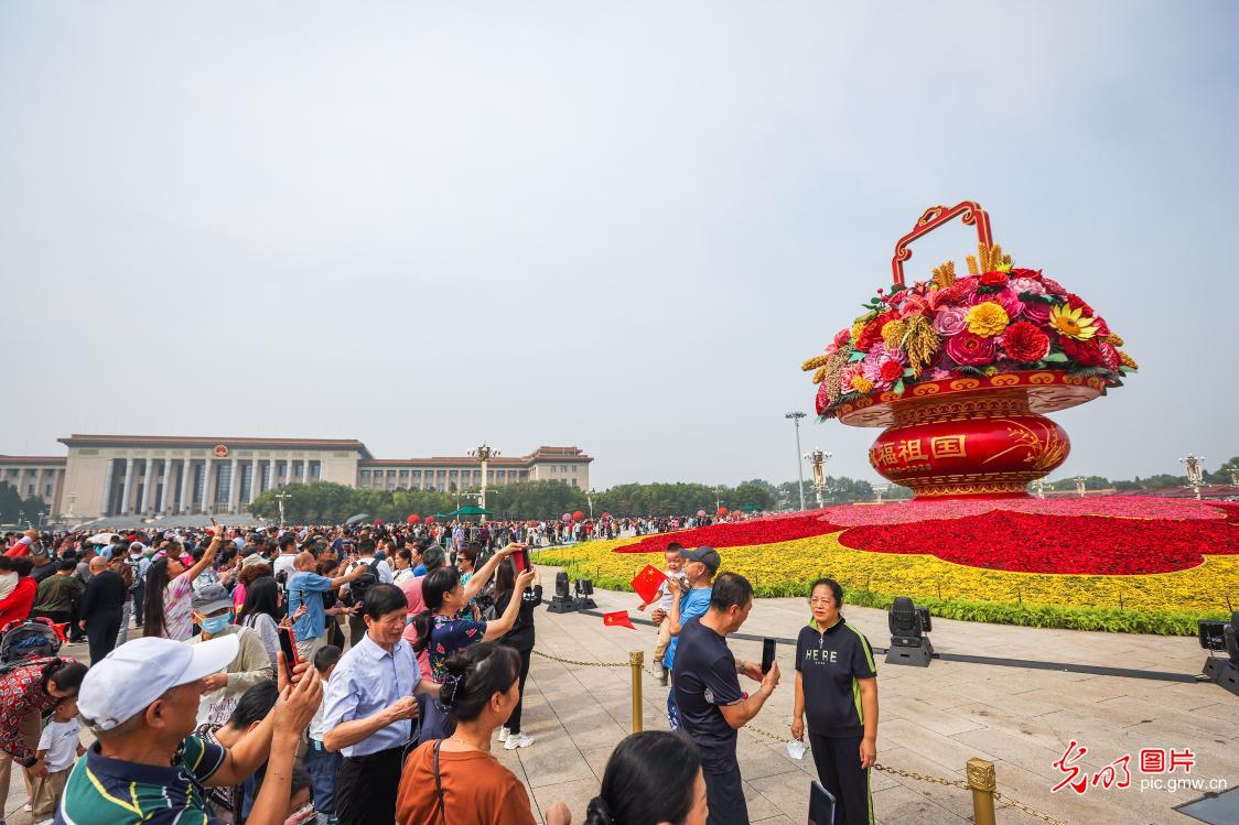 Flower display on Tiananmen Square to greet National Day