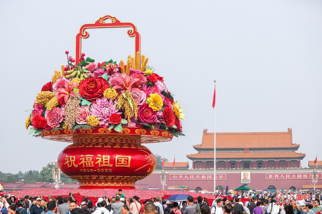 Flower display on Tiananmen Square to greet National Day