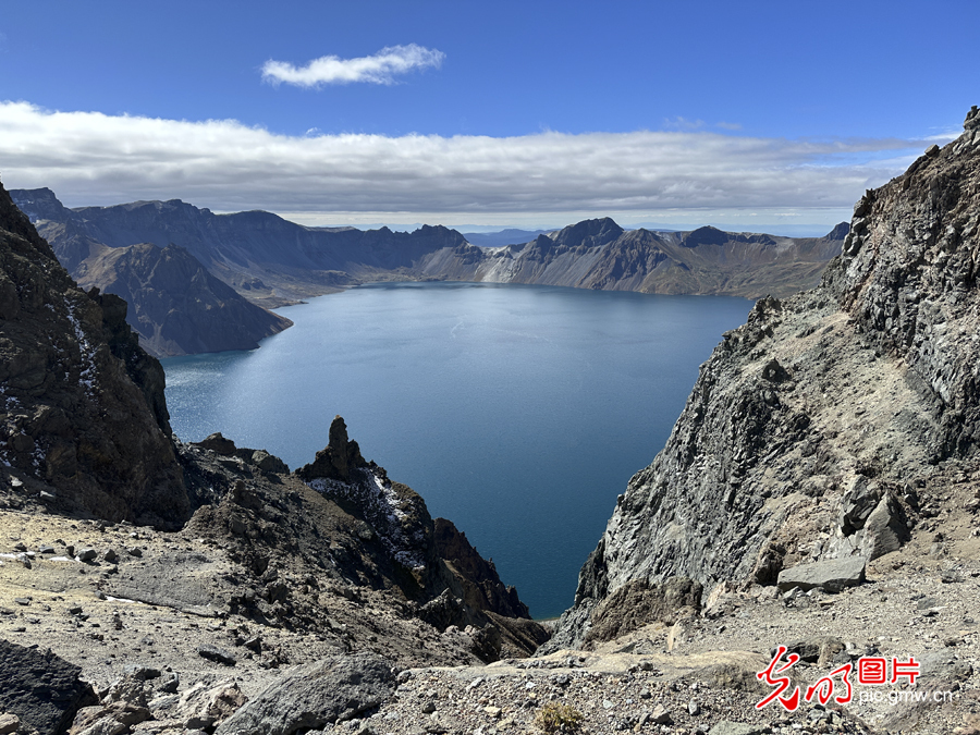 Autumn landscape on Changbai Mountain attracts visitors to behold