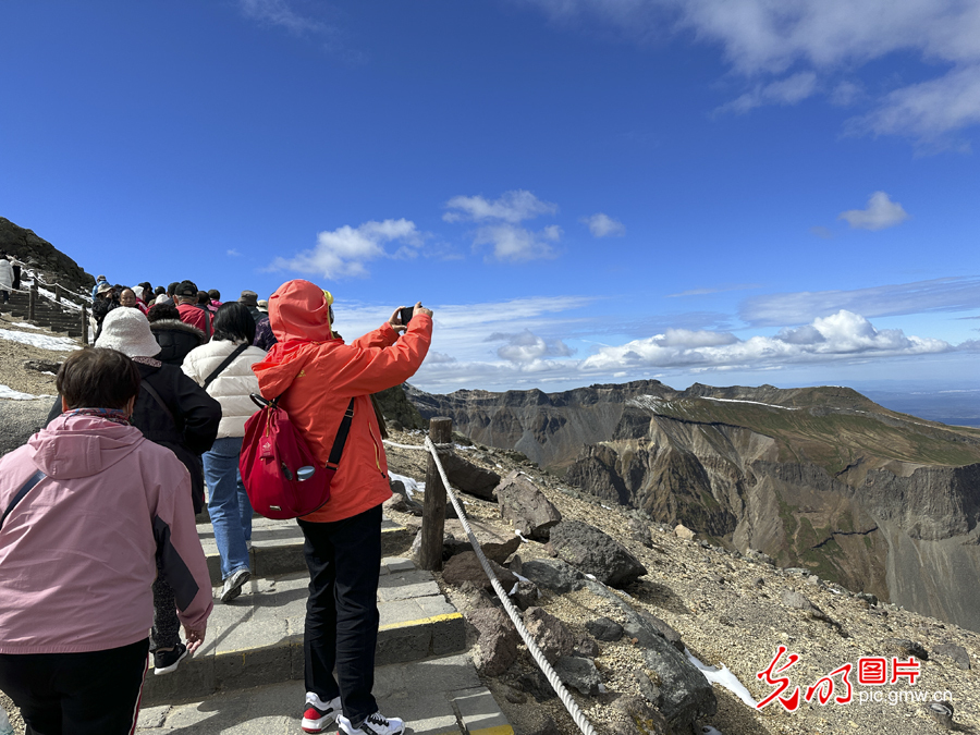 Autumn landscape on Changbai Mountain attracts visitors to behold