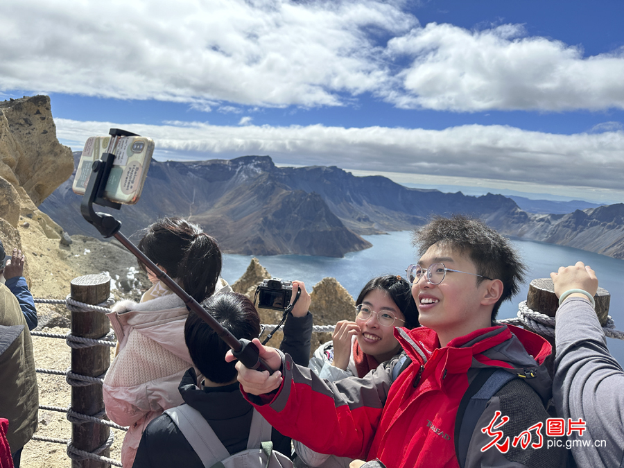 Autumn landscape on Changbai Mountain attracts visitors to behold