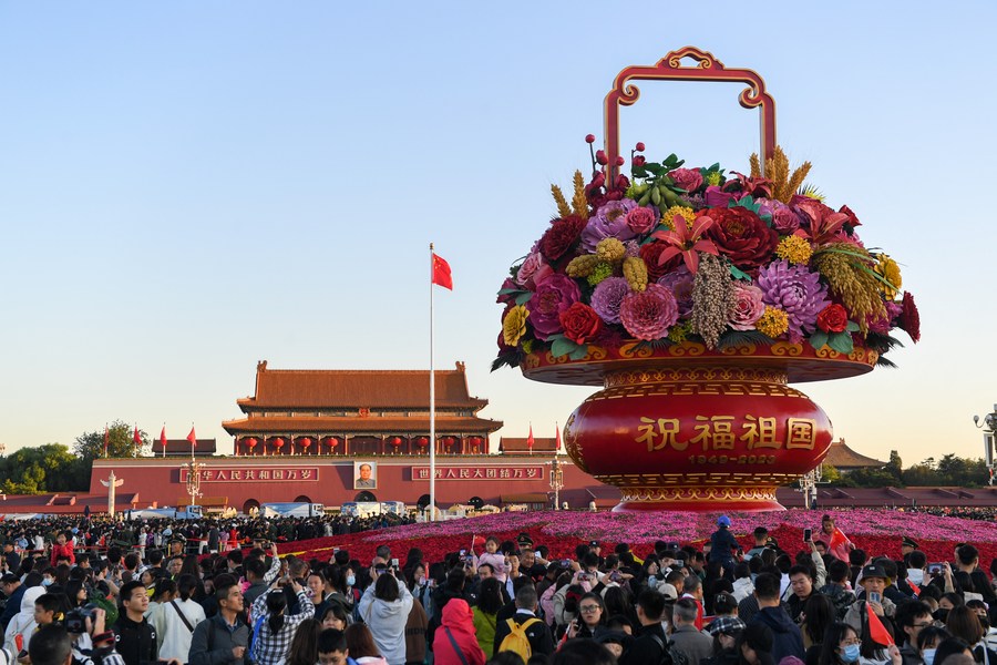 Beijing embraces tourist influx, booming consumption during holiday