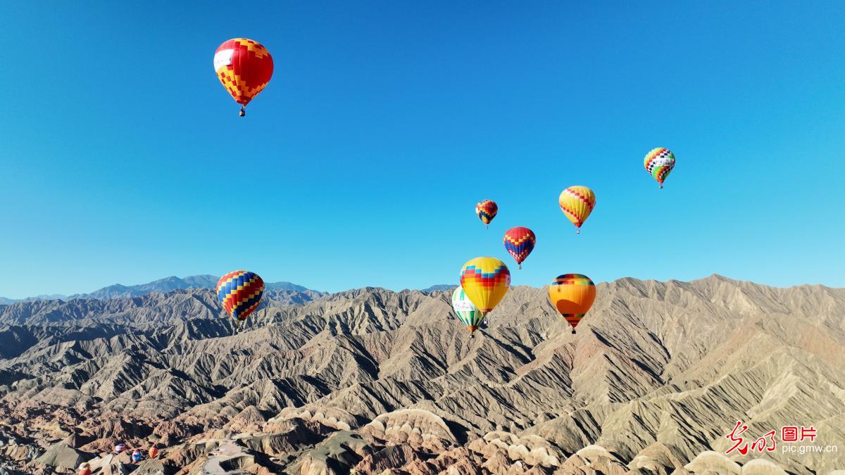 Zhangye City of NW China’s Gansu: Hot air balloons fly in “Rainbow Mountain”