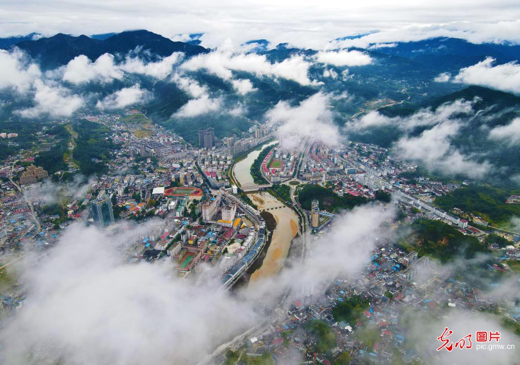 Picture scroll of urban and rural scenery seen in E China 云上大别山 城乡美如画