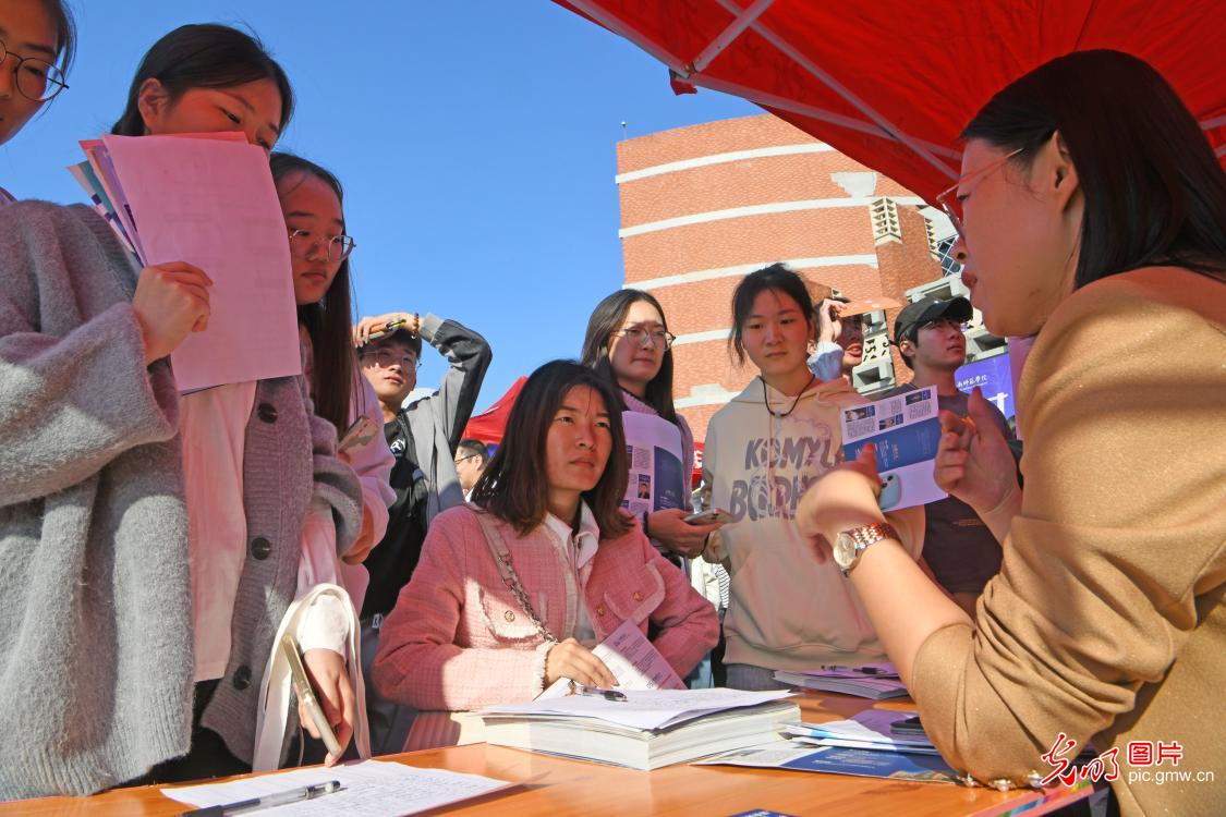 Special job fair for college graduates&nbsp;held in Northern Anhui