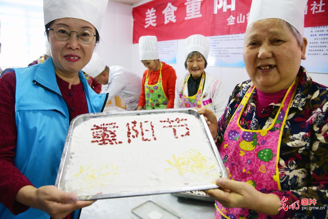 Making Chongyang cake and respecting elderly in E China's Jiangsu