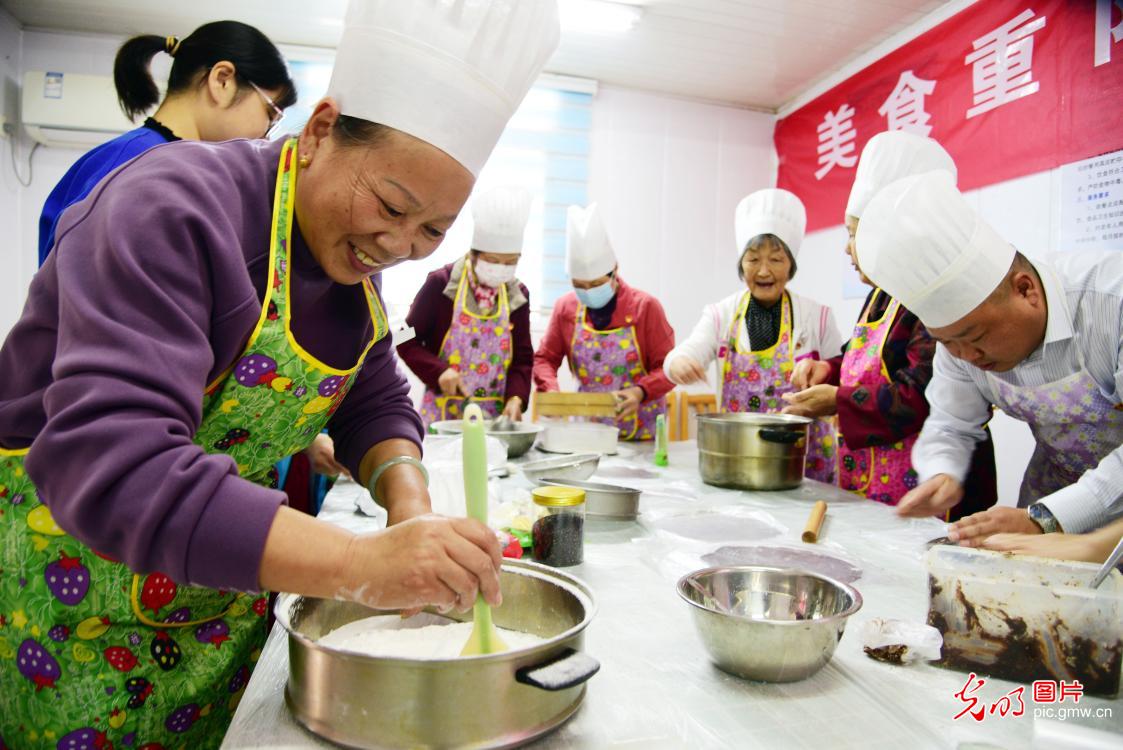 Making Chongyang cake and respecting elderly in E China's Jiangsu