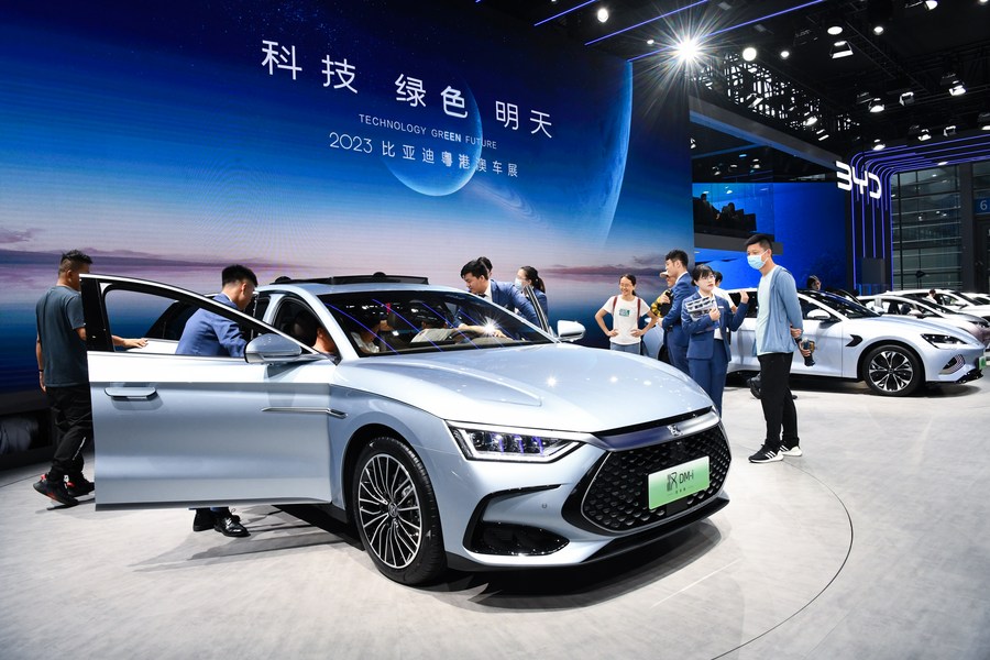 German auto firms invest more in China on new energy vehicle hopes