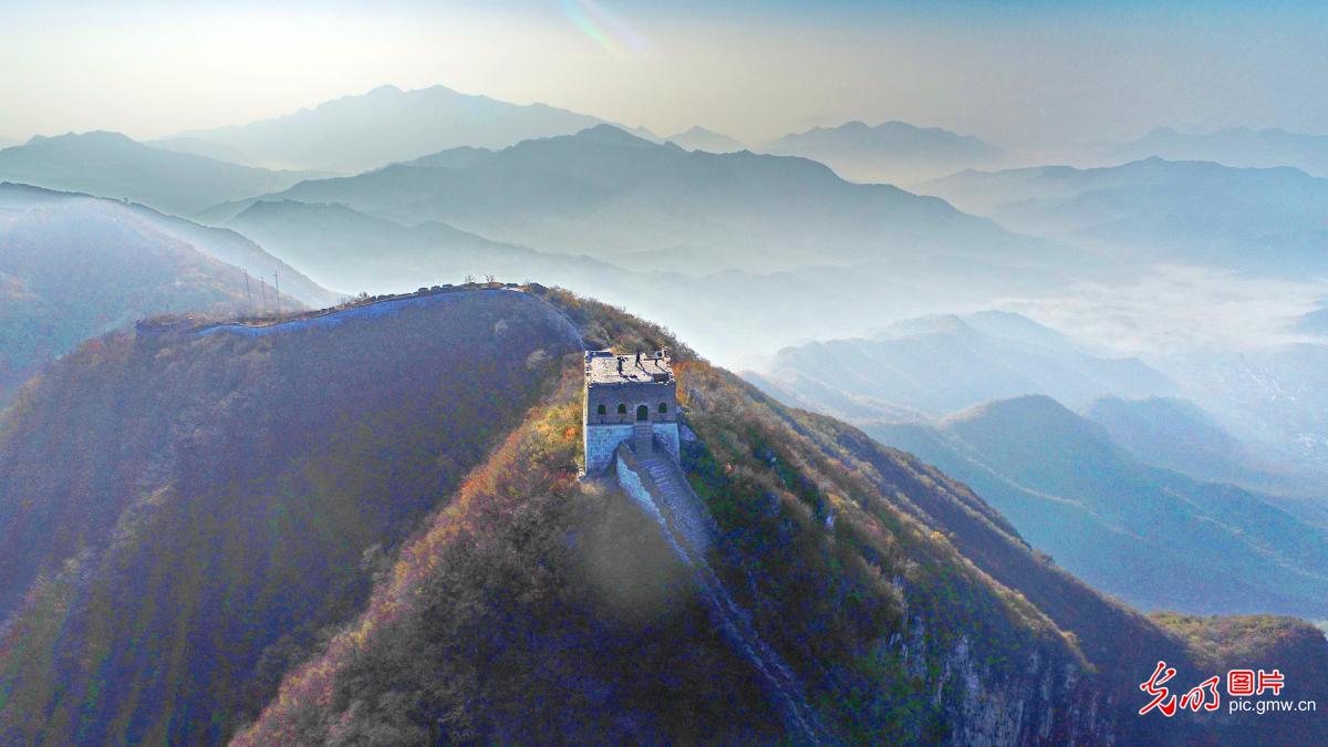 Picturesque Autumn Cloud Sea at Jiankou Great Wall