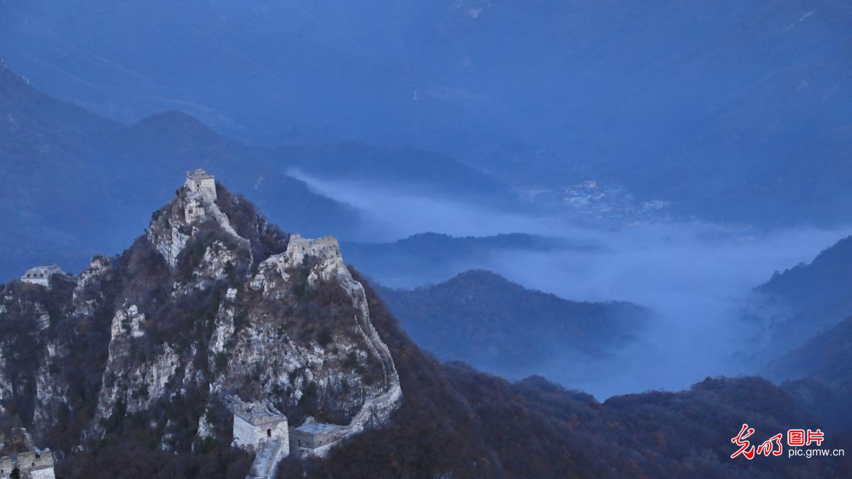 Picturesque Autumn Cloud Sea at Jiankou Great Wall