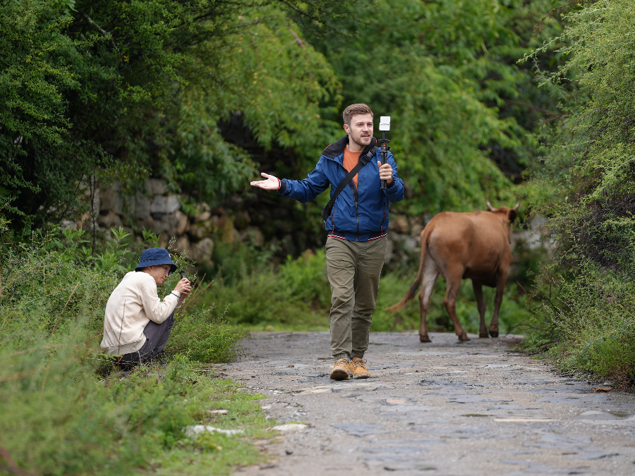 Expat Eyes | Ukrainian vlogger: voice of mountains tells me to go to Xinjiang