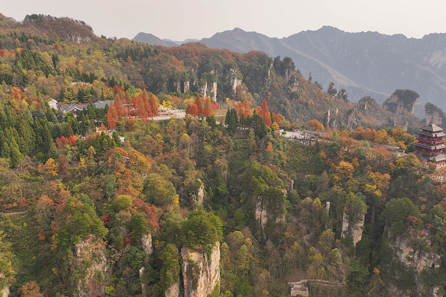 Tianmen Mountain puts on colorful clothes