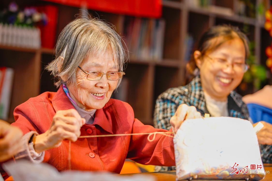 Senior citizens revel in classes for elderly in Fuzhou, southeast China's Fujian Province
