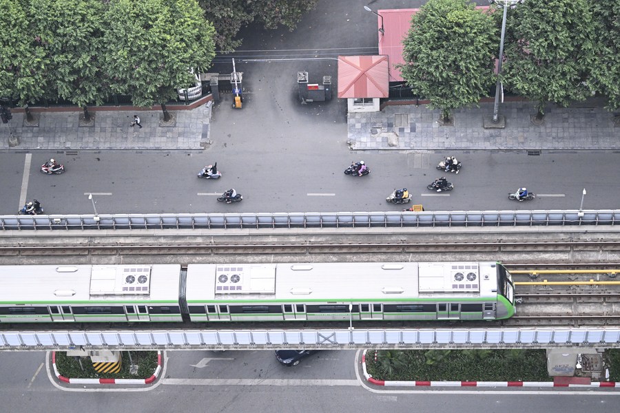 Xi kicks off Vietnam visit, calling for China-Vietnam community with a shared future