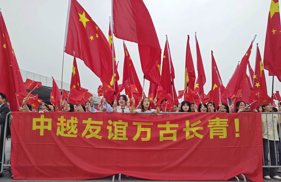 Feature: Chinese President Xi warmly welcomed upon state visit to Vietnam