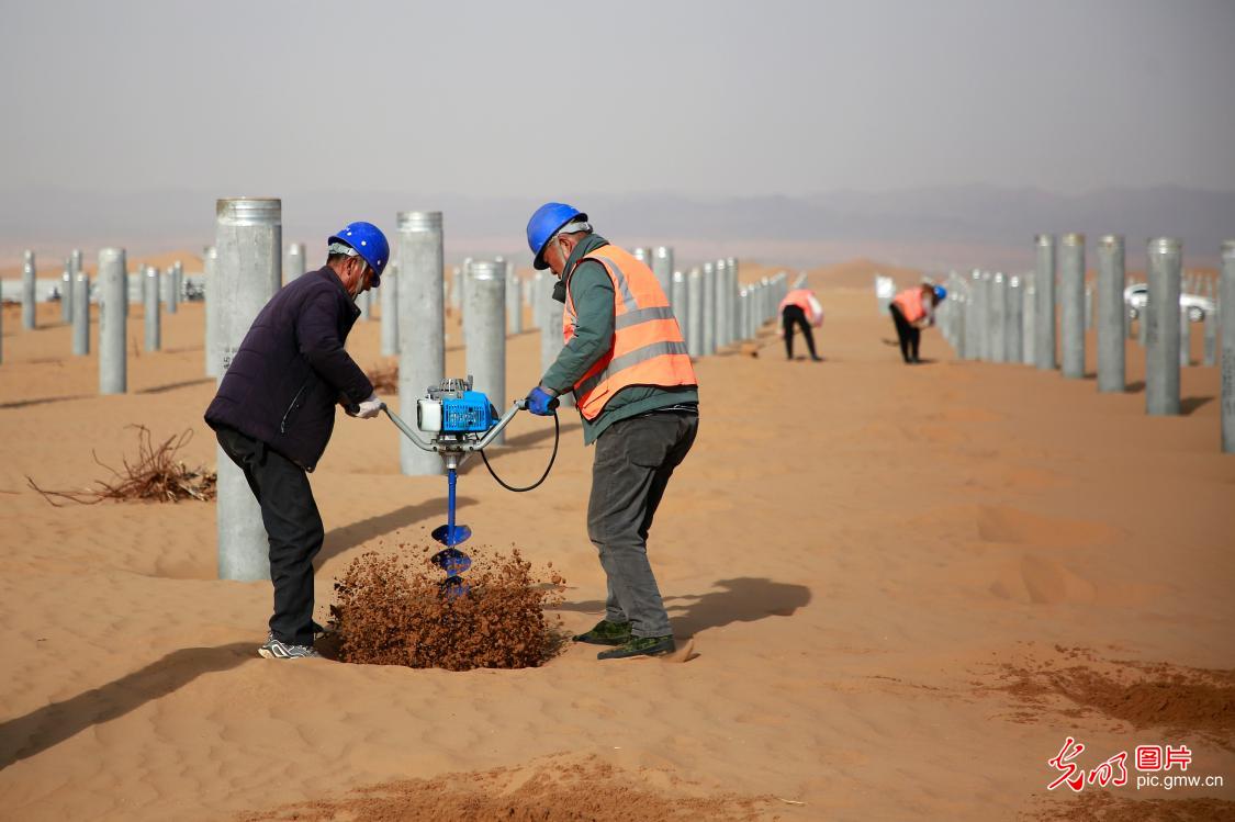 Tengger Desert photovoltaic construction underway in NW China's Ningxia