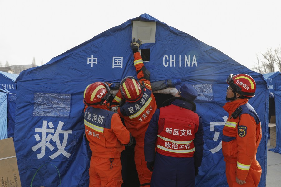 Rescuers battle cold, aftershocks to help NW China earthquake victims