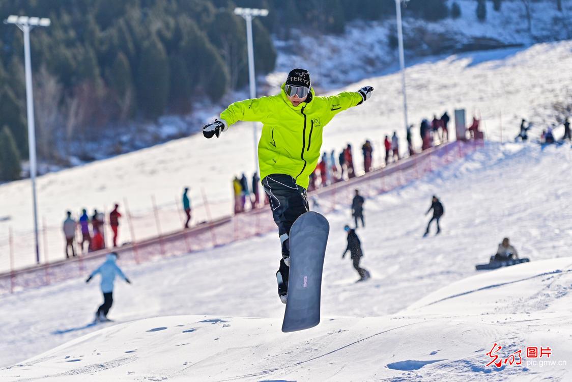 Snowboarding and skiing fuel winter sports enthusiasm across China