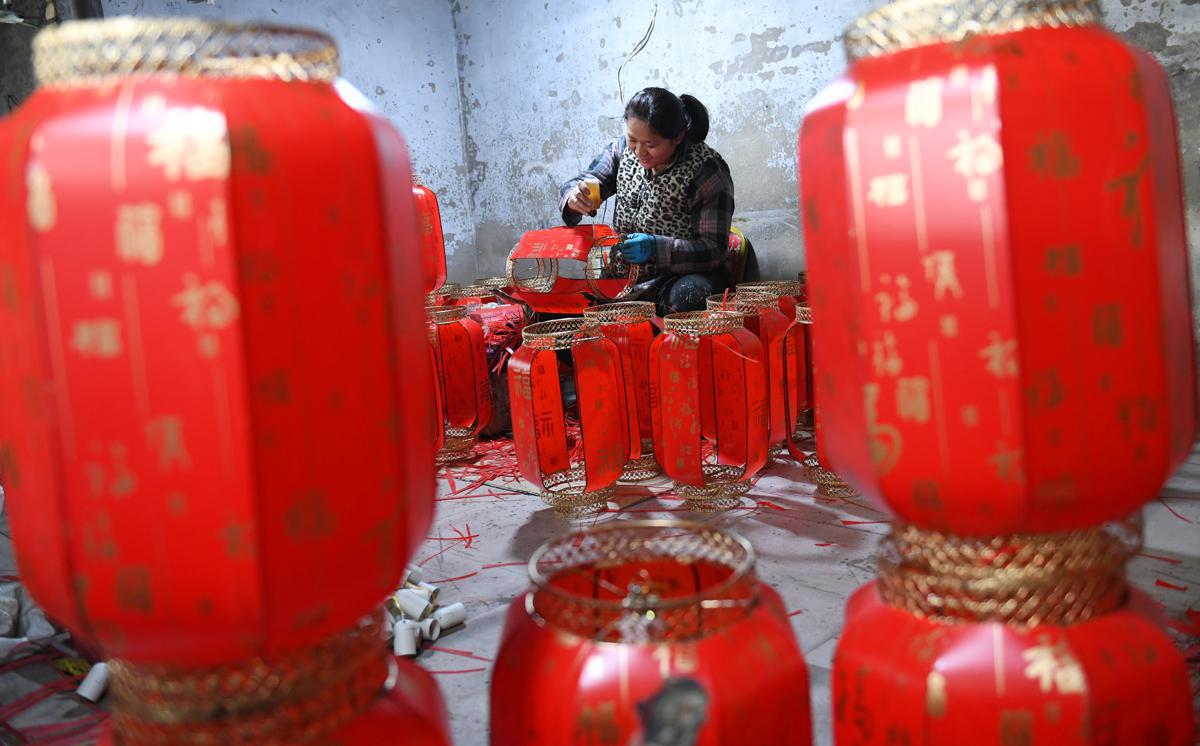 Traditional sheepskin lantern craft thrives in Shanxi