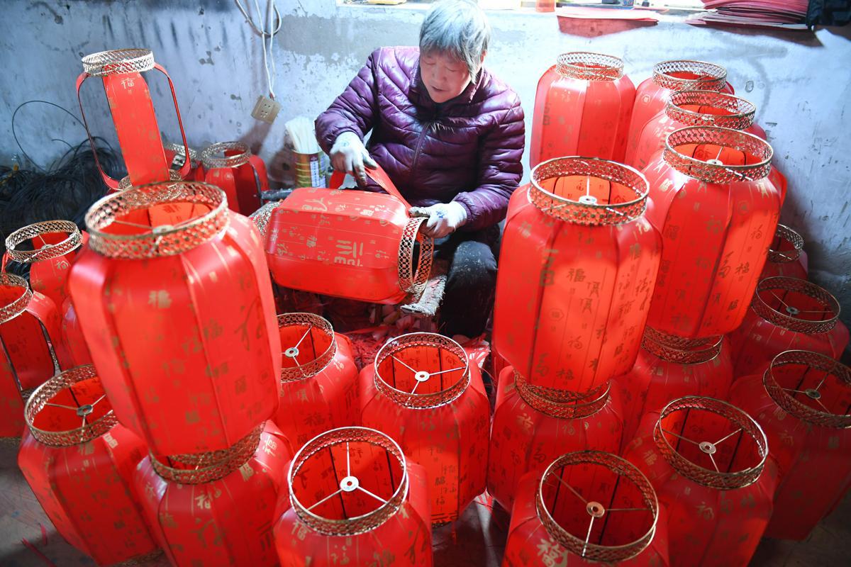 Traditional sheepskin lantern craft thrives in Shanxi