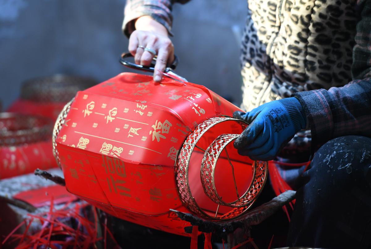 Traditional sheepskin lantern craft thrives in Shanxi