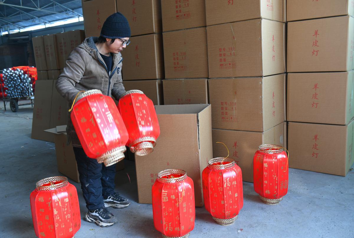 Traditional sheepskin lantern craft thrives in Shanxi