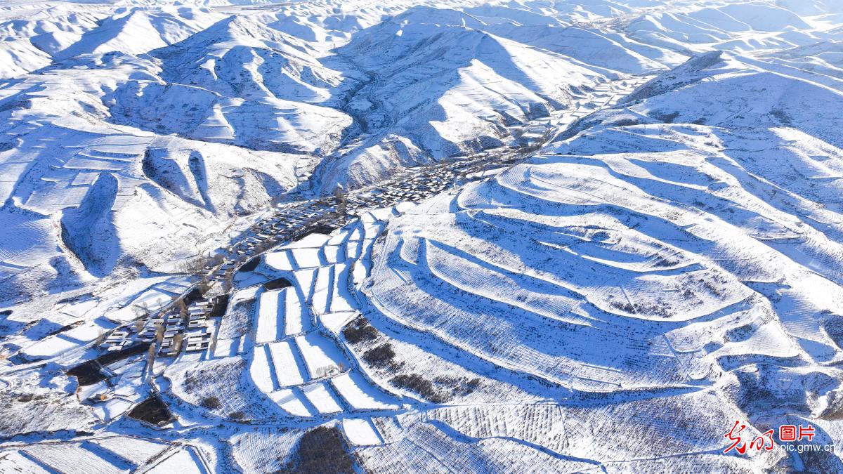 Qilian Mountain covered in snow