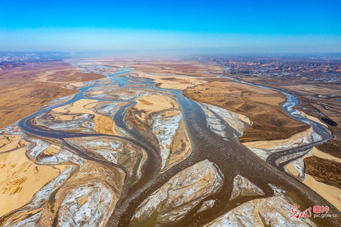 Magnificent Yellow River scenery in winter